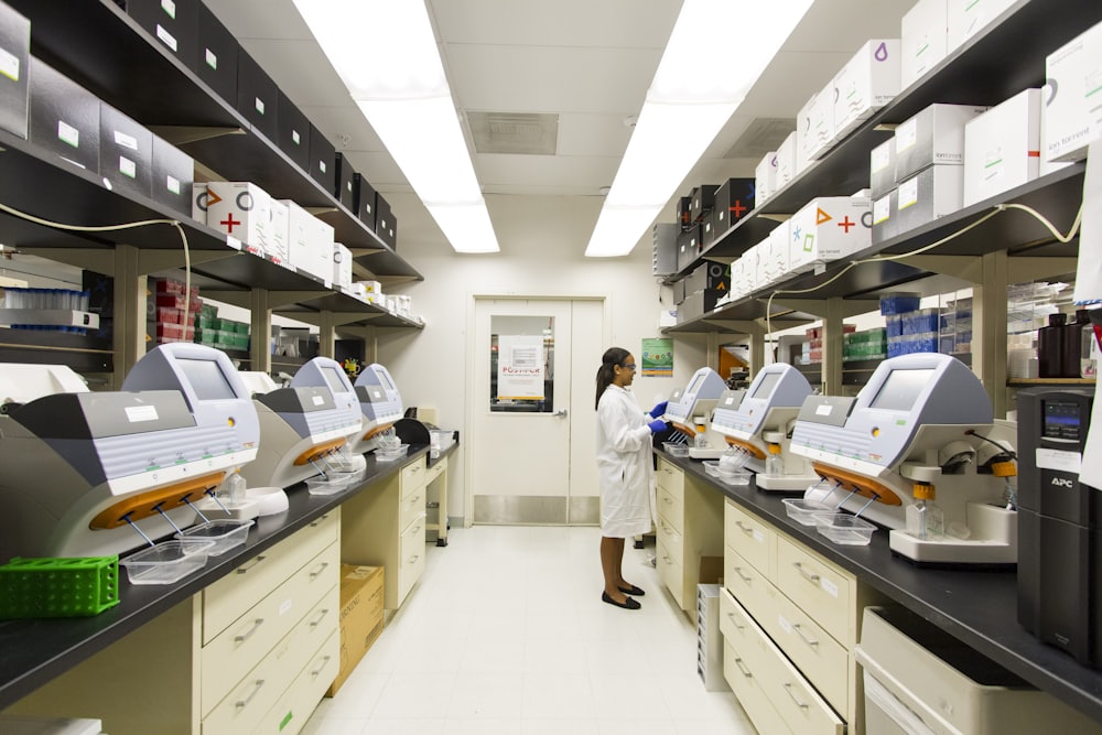 Sala de laboratorio con equipos analíticos